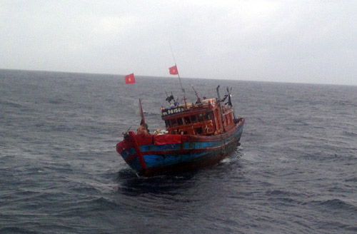 Tàu đánh bắt trái phép dưới hình thức dã cào cách bờ biển Hải Ninh 2 hải lý