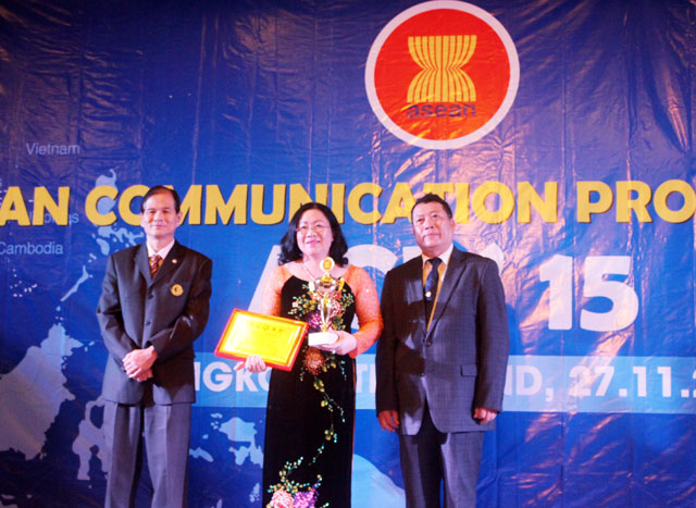 DNTN đắc lộc nhận cúp vàng danh hiệu doanh nhân - doanh nghiệp asean năm 2015