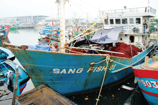 Tàu thép mới bàn giao bị gỉ sét nghiêm trọng