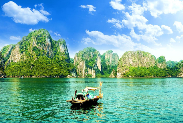 Việt Nam là một trong những nước có nhiều kỳ quan thiên nhiên đáng ngạc nhiên nhất thế giới. Hãy chiêm ngưỡng vẻ đẹp kỳ diệu của các địa danh như vịnh Hạ Long, đầm Phong Nha và hang Sơn Đoòng, giúp bạn cảm nhận được nét đẹp độc đáo của Việt Nam.