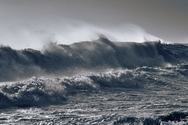 sóng lớn trên biển
