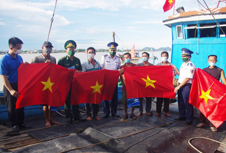 tặng cờ tổ quốc cho ngư dân