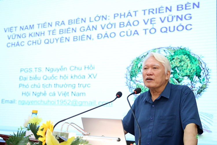 PGS, TS Nguyễn Chu Hồi nói chuyện chuyên đề.