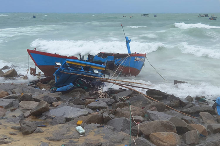 tàu thuyền bị sóng đánh