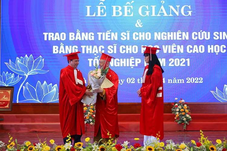 Thượng tọa Thích Chân Quang nhận bằng Tiến sĩ Luật