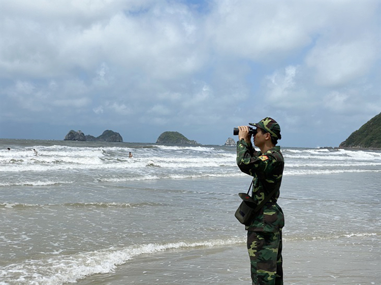 Tổ Quốc bên bờ sóng