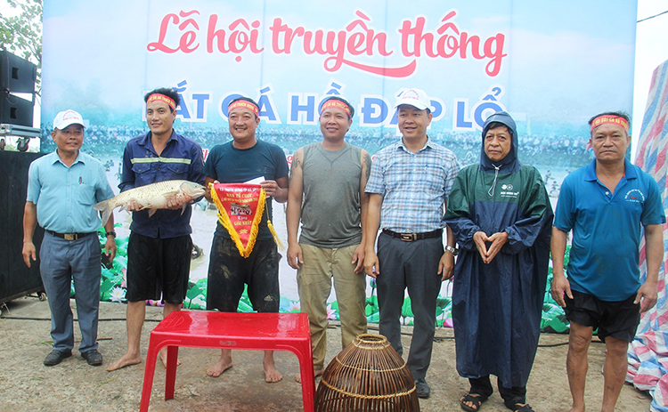 Lễ hội bắt cá Hà tĩnh