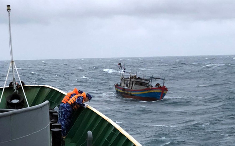 cảnh sát biển cứu hộ ngư dân nghệ an