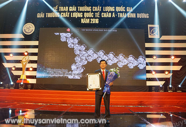 Giám đốc Dương Hùng trong niềm vui nhận Giải thưởng.