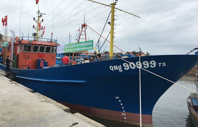 Quảng Ngãi: Bàn giao tàu vỏ thép trị giá 14 tỷ đồng cho ngư dân 