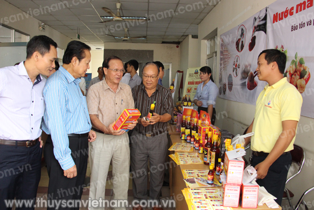 Các đại biểu xem xét, đánh giá nước mắm sản xuất theo quy trình truyền thống Nước mắm, nước chấm hay nước muối? Các tham luận và phát biểu tại Hội thảo đều khẳng định: “Nước mắm là quốc hồn quốc túy” của Việt Nam. Song, Cục Chế biến Nông lâm thủy sản và Nghề muối cho biết, cả nước chỉ còn 2.900 hộ sản xuất nước mắm truyền thống với 10.500 lao động. Xét về loại hình thì có 140 doanh nghiệp và 3.838 cơ sở hộ gia đình còn sản xuất nước mắm. Quy mô sản xuất nhỏ vẫn phổ biến, khi cả vùng biển Bắc bộ chỉ có 10 cơ sở có công suất trên 100.000 lít/năm, Trung bộ là 16 cơ sở, Tây Nam bộ nhiều nhất với 116 cơ sở (chiếm 45,7%). Theo số liệu của Tổng cục Thống kê, trong số 200 triệu lít nước mắm được tiêu thụ mỗi năm thì đến 75% là nước mắm công nghiệp. Các nhà khoa học và các doanh nghiệp đã không thể thống nhất được khái niệm thế nào là nước mắm, thế nào là nước chấm. Một số đại biểu cho rằng: “Những loại nước mắm có độ đạm thấp thì chỉ nên gọi là nước chấm, để người dân dễ phân biệt”. Song, một cán bộ ngành thủy sản TP Hồ Chí Minh có 40 năm kinh nghiệm lại đặt vấn đề ngược lại: “Xưa kia nước mắm ngon là dùng để chấm, nước mắm dở dùng để nấu, nên gọi nước mắm dở là nước chấm thì càng không đúng!”. Đại diện Công ty CP Thủy sản 584 Nha Trang lấy ví dụ: “Một số nhà sản xuất chuyển sang ghi thông số protein để đánh lừa người tiêu dùng. Họ ghi 25 g protein, khiến người dân dễ hiểu lầm là 25 độ đạm, nhưng nếu quy đổi thì chỉ được 4 độ đạm!”. Với sản phẩm độ đạm thấp như vậy thì nên gọi là nước chấm, nước mắm hay nước muối? Liên tục thời gian vừa qua, các cơ quan chức năng đã phát hiện nhiều lò sản xuất nước mắm giả. Mới đây, Công an Đồng Nai phát hiện ổ làm nước mắm giả dùng hóa chất và hương liệu Trung Quốc để làm giả nước mắm Nam Ngư. Tại Thủ Đức, TP Hồ Chí Minh cũng phát hiện cơ sở làm nước mắm giả từ muối, bột chống mốc, phẩm màu. Nước mắm Cát Hải, ở Hải Phòng cũng bị làm giả nước mắm cao đạm bằng cách mua nước mắm bình thường về thêm muối và hương liệu rồi dán nhãn mác cao đạm để bán. TS Trần Thị Dung, chuyên gia công nghệ chế biến và bảo quản thủy sản, cho biết: “Theo nghiên cứu của chúng tôi trên toàn quốc thì độ đạm trong nước mắm được sản xuất theo quy trình truyền thống khoảng trên dưới 30 độ đạm. Tuy nhiên, trên thị trường có rất nhiều loại nước mắm đề 40, 50, thậm chí bao nhiêu độ đạm cũng có!”. Cần tiêu chuẩn rõ ràng Nước mắm Phú Quốc là nhãn hiệu đầu tiên được đăng ký chỉ dẫn địa lý để chống làm giả, làm nhái. Nhưng bà Nguyễn Thị Tịnh, nguyên Chủ tịch Hội Nước mắm Phú Quốc, cho biết: “Phú Quốc có 85 cơ sở sản xuất nước mắm, nhưng mới có 12 doanh nghiệp đăng ký tem chỉ dẫn địa lý”. Lý do các doanh nghiệp không đăng ký tem chỉ dẫn được bà Tịnh giải thích là “Các cơ sở còn thiếu nhiều yếu tố để có thể cấp tem chỉ dẫn địa lý”. Bà Nguyễn Thị Tịnh cảnh báo: “Nếu không có giải pháp thì ngành nước mắm Phú Quốc sớm muộn cũng bị xóa sổ do nhiều doanh nghiệp chuyển sang kinh doanh du lịch có lãi hơn, mặt khác, cá cơm nguyên liệu đánh bắt được chỉ đáp ứng 50% nhu cầu sản xuất. Đặc biệt hàng giả, hàng nhái rất nhiều. Chúng tôi sản xuất với giá thành rất thấp, nhưng không hiểu các nơi khác làm thế nào mà cùng độ đạm 30 họ bán chỉ bằng 1/3 giá của chúng tôi, và cũng đề là nước mắm Phú Quốc!”. Thị trường nước mắm được xem là thị trường màu mỡ đối với các đối tượng làm hàng giả, hàng kém chất lượng. Ước tính giá trị hàng hóa của thị trường này mỗi năm khoảng 11.300 tỷ đồng và một người Việt Nam tiêu thụ không dưới 2 lít nước mắm/năm. Trong khi đó, việc làm nước mắm giả từ muối và hương liệu lại quá dễ dàng và việc “nâng khống” độ đạm cũng rất khó kiểm soát. TS Trần Thị Dung bức xúc: “Việc sản xuất nước mắm từ cá cơm đã khó khăn và có giá thành cao, vậy những loại nước mắm lập lờ về nguyên liệu như nước mắm cá thu, nước mắm cá hồng, nước mắm cá chim trắng… hư thực ra sao? Vì nếu sản xuất từ các loại cá cao cấp này thì giá thành nước mắm sẽ rất cao chứ không thể ngang với nguyên liệu cá nục, cá tạp. Vậy phải chăng họ chỉ lấy tên cá để đặt tên cho sản phẩm? Như thế có vi phạm các quy định hay không?”.