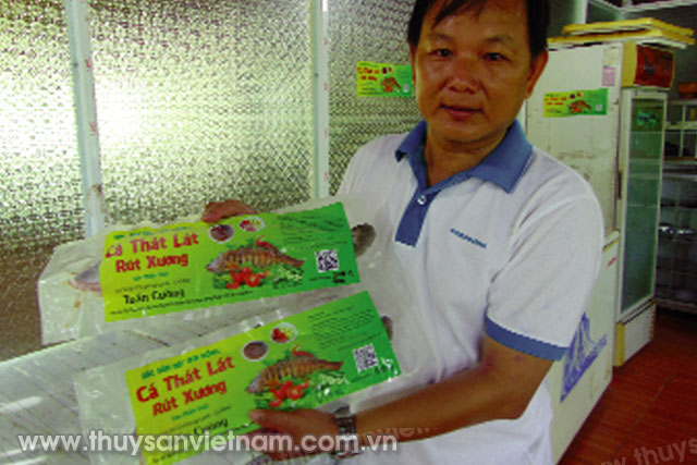 Anh Nguyễn Hữu Tuấn với sản phẩm cá thát lát rút xương Ảnh: Chí Trung Anh Nguyễn Hữu Tuấn với sản phẩm cá thát lát rút xương Ảnh: Chí Trung