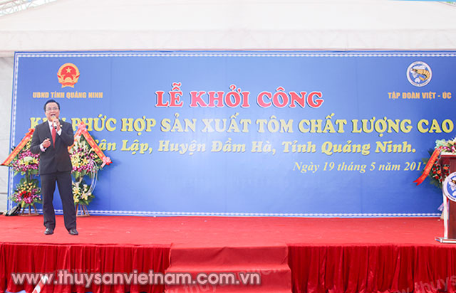 Ông Tony Đặng Quốc Tuấn, Phó Chủ tịch HĐQT, kiêm Phó TGĐ Điều hành Tập đoàn Việt - Úc chia sẻ về Dự án tại tỉnh Quảng Ninh với toàn thể đại biểu.