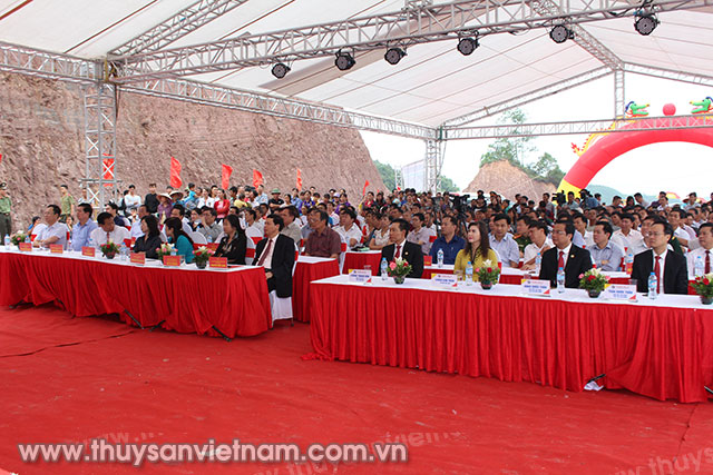 Các đại biểu, khách mời và người dân đến tham dự đông đủ sự kiện lớn của huyện 