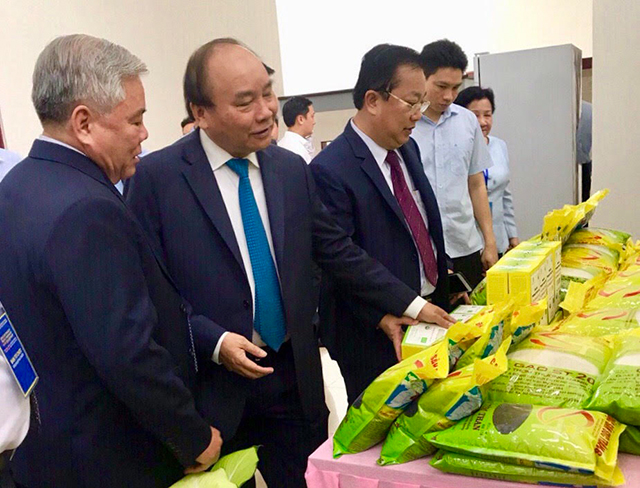 Thủ tướng Nguyễn Xuân Phúc tham quan gian trương bày gạo thơm đặc sản ST tại hội nghị 