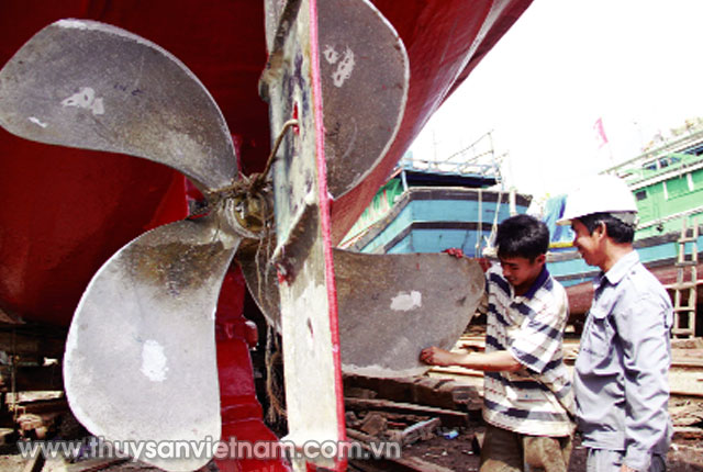 Ngư dân đóng tàu công suất lớn vươn khơi   Ảnh: Nguyễn Huy