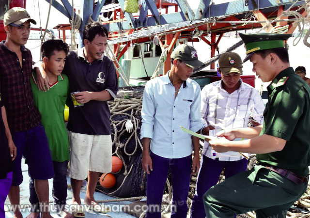 Tuyên truyền cho ngư dân về khai thác thủy sản bất hợp pháp   Ảnh: CTV