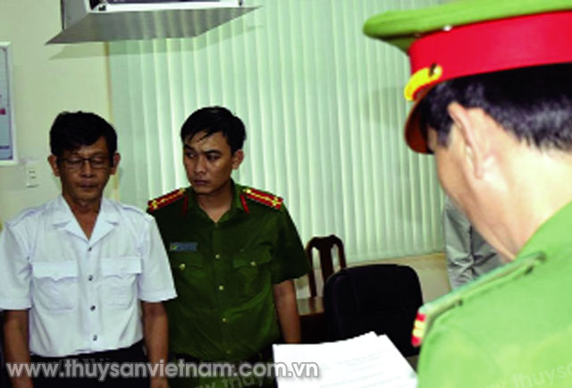 Đọc lệnh bắt tạm giam ông Trần Hồng Nguyên Đọc lệnh bắt tạm giam ông Trần Hồng Nguyên