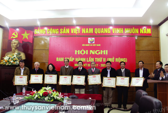 Các tập thể, cá nhân nhận Bằng khen của Hội Nghề cá Việt Nam   Ảnh: Vũ Mưa
