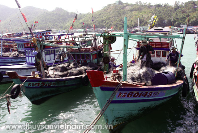 Ngư dân Kiên Giang chuẩn bị ngư cụ cho chuyến khai thác biển xa   Ảnh: Huy Hùng