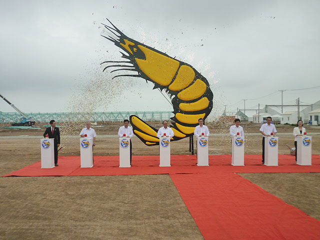 Thủ tướng và đại biểu, động thổ xây dựng biểu tượng con tôm Việt,  tại khu phức hợp sản xuất tôm chất lượng cao Tập đoàn Việt- Úc