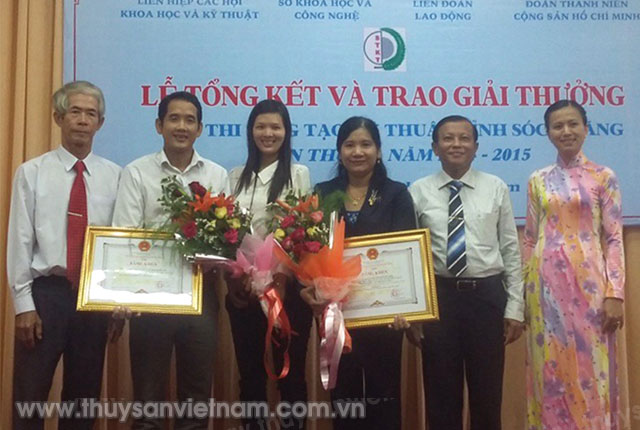 Bà Mai Thi (thấp nhất) cùng cộng sự nhận giải Nhì hội thi Sáng tạo kỹ thuật tỉnh Sóc Trăng năm 2014 - 2015 Bà Mai Thi (thấp nhất) cùng cộng sự nhận giải Nhì hội thi Sáng tạo kỹ thuật tỉnh Sóc Trăng năm 2014 - 2015