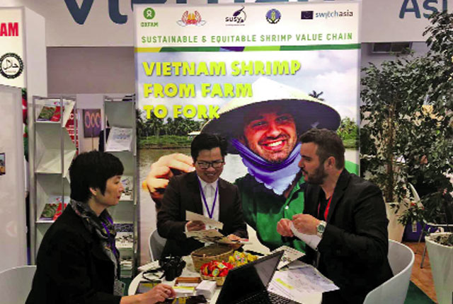 Đại diện SusV tiếp khách hàng từ nước Anh tại Triển lãm Thủy sản Toàn cầu ở Brussels, Bỉ     Ảnh: Đỗ Hà/Oxfam