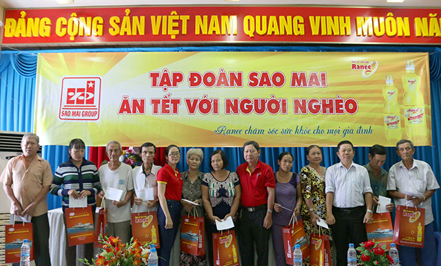 Chương trình Sao Mai ăn tết với người nghèo tại phường Mỹ Long, TP Long Xuyên, An Giang