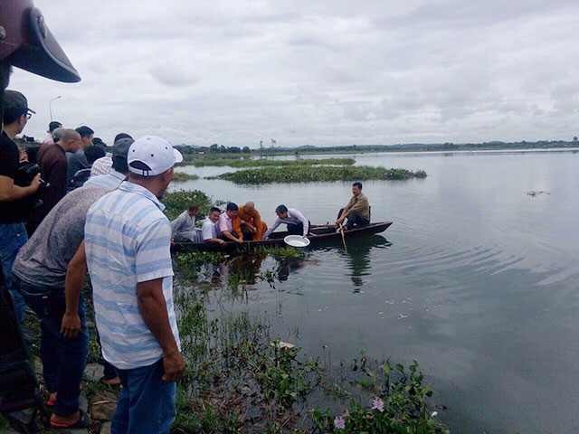 ; Tổng cục Thủy sản đã phối hợp với các địa phương thả cá giống tại hồ thủy điện Cốc Ly (Lào Cai)