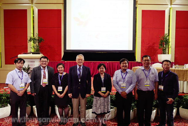 TGĐ Chuang Jie Cheng chụp ảnh lưu niệm cùng các vị Giáo sư chủ trì và các vị diễn giả