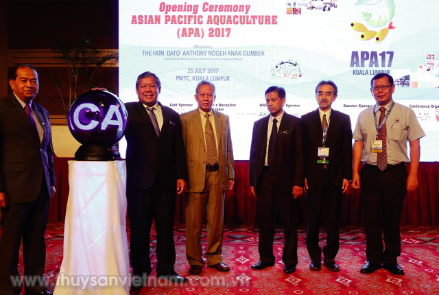 Ông Chuang Jie Cheng, TGĐ Công ty Thăng Long (đầu tiên bên phải) vinh dự được Ban tổ chức mời tham dự Nghi thức cắt băng khai mạc Hội nghị APA 2017