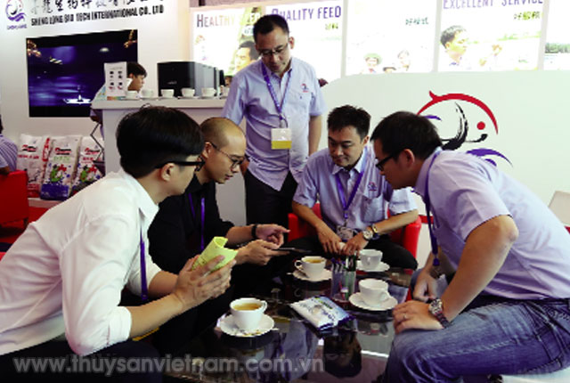 Phó TGĐ Chen Wei Min, Phó TGĐ Wang Ru Feng (thứ 3 bên trái) và đồng nghiệp giao lưu và giải đáp thắc mắc cho khách tham quan