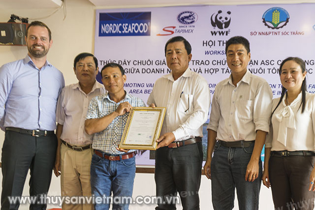 Đại diện HTX Hòa Nghĩa nhận chứng nhận đạt chuẩn ASC cho sản phẩm tôm nuôi Đại diện HTX Hòa Nghĩa nhận chứng nhận đạt chuẩn ASC cho sản phẩm tôm nuôi