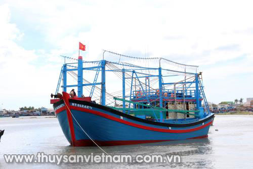 Tàu của ngư dân Vương Thị Thúy Vân được hạ thủy tại cảng cá Cà Ná Ảnh: TTXVN