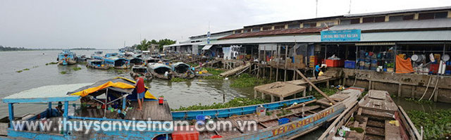 Chợ đầu mối thủy, hải sản Bình Khánh nhìn từ sông Hậu Chợ đầu mối thủy, hải sản Bình Khánh nhìn từ sông Hậu