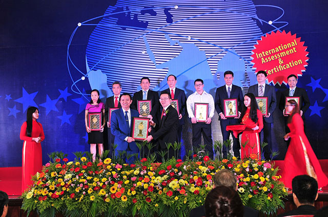 Ông Phạm Tấn Đà, đại diện BIO nhận giải thưởng