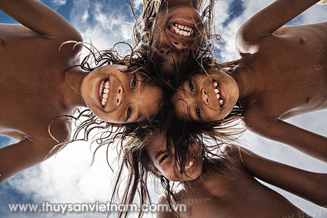 Trẻ em Bajau được học bơi và lặn từ khi còn bé. Đến khoảng 8 tuổi, trẻ em đã được đi theo câu cá
