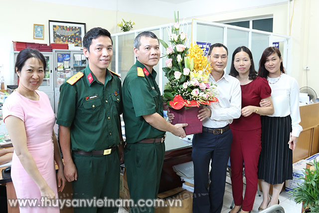 Công ty TNHH MTV Quân đội 1 đã đến chúc mừng các cán bộ, phóng viên Tạp chí Thủy sản Việt Nam