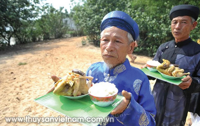 Cúng xôi gà đầu năm   Ảnh: Vũ Hào