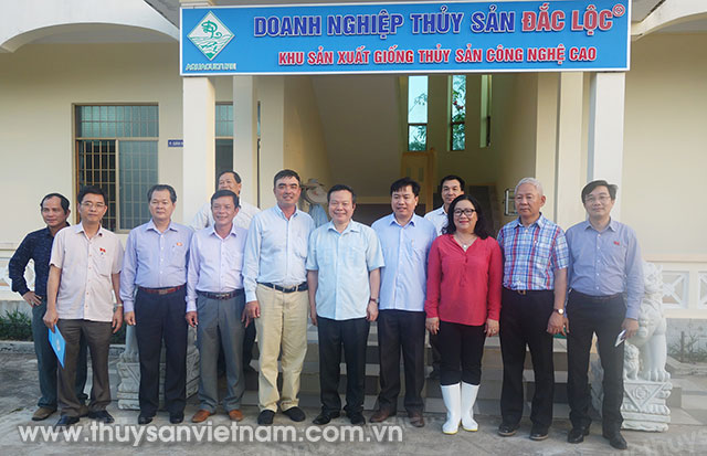 Phó Chủ tịch Quốc hội Phùng Quốc Hiển cùng đoàn chụp ảnh lưu niệm với Ban lãnh đạo DNTN Đắc Lộc.