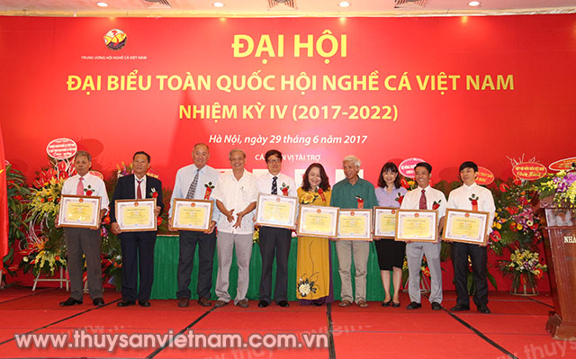 Hội Nghề cá Việt Nam tặng Bằng khen cho các cá nhân tập thể xuất sắc