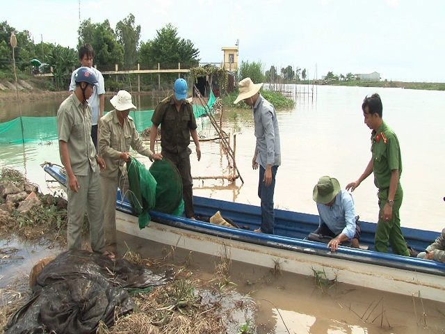 Nhiều ngư cụ đánh bắt tận diệt thủy sản được lực lượng chức năng xử lý