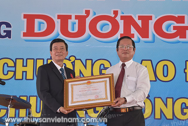 Giám đốc Dương Văn Hùng vinh dự nhận Huân chương Lao động hạng Ba.