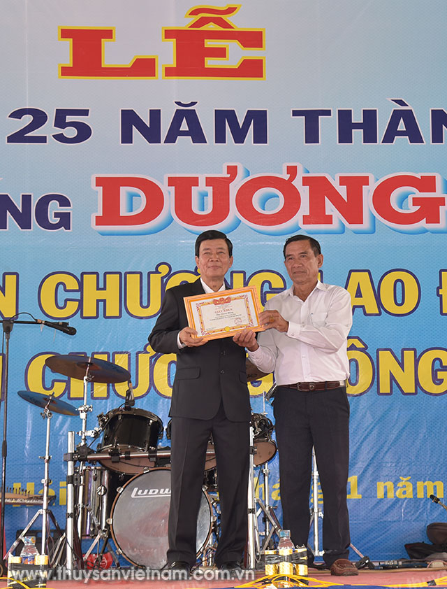 Giám đốc Dương Văn Hùng nhận giấy khen của Hội Thủy sản Cà Mau