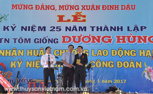 Giám đốc Dương Văn Hùng nhận Kỷ niệm chương của Tổng Liên đoàn Lao động Việt Nam