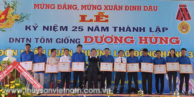 Giám đốc Dương Văn Hùng trao giấy khen cho các nhân viên xuất sắc trong Công ty