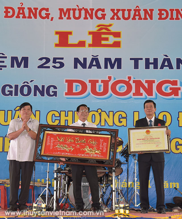 Giám đốc Dương Văn Hùng nhận danh hiệu Doanh nghiệp đạt chuẩn văn hóa từ UBND huyện Đông Hải