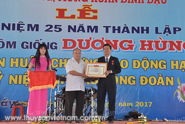 Giám đốc Dương Văn Hùng nhận bằng khen từ Hội Nghề cá Việt Nam