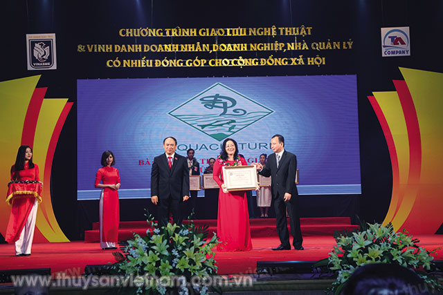 Bà Nguyễn Thị Nga nhận giải thưởng “Doanh nhân tiêu biểu thời đại Hồ Chí Minh”