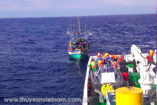 Lực lượng kiểm ngư luôn sẵn sàng giúp đỡ ngư dân gặp nạn trên biển    Ảnh: KN  